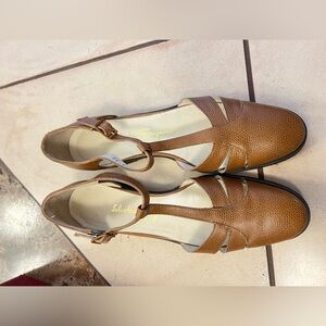 VINTAGE Salvatore Ferragamo Tan Pebble Leather T Strap Rubber sole Flats 7AA